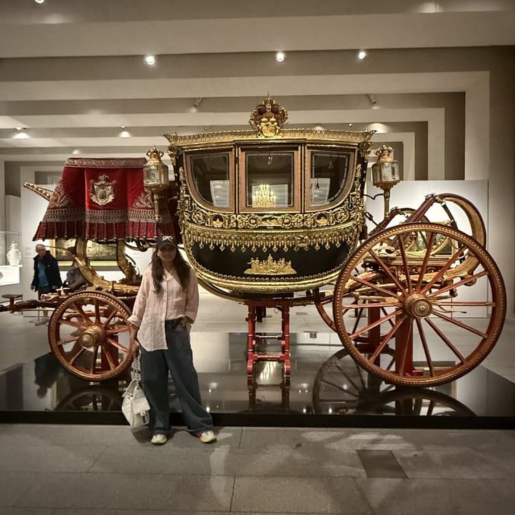 Neeta Kumar with gilded royal carriages in the Galería de las Colecciones Reales